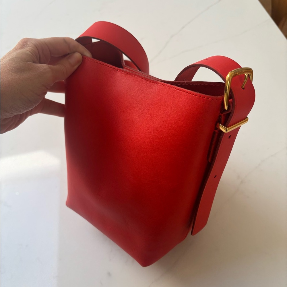 Madewell NWT - The Essential Mini Bucket Tote

**OUT OF TOWN 8/29–9/4**